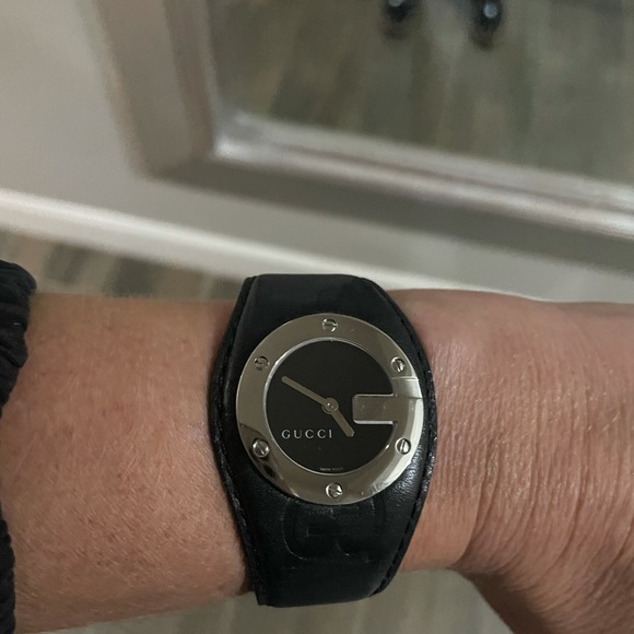 Authentic Gucci G silver logo watch with genuine black leather double GG band. main image 7